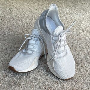 FRESH FOAM ROAV New Balance Women's White and Gray Sneakers